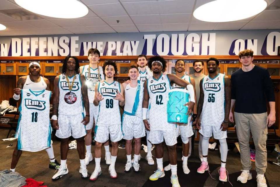 开云体育官网-杨瀚森再次参加混音大合影！表现出色挂上奖牌 站位也发生变化了