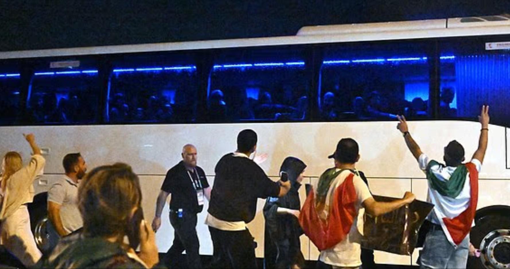 开云体育在线-伊朗女足手语比出求救讯号，伊朗球迷围堵大巴呼吁保护球队成员