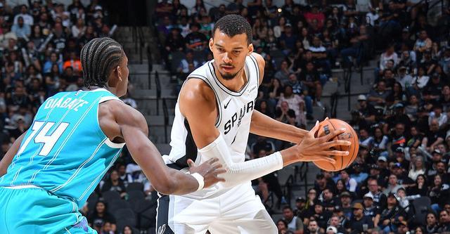 开云体育入口-文班亚马32+12+8卡斯尔15+10 马刺主场轻取黄蜂